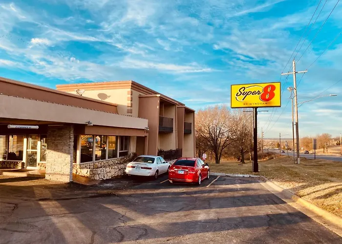 Super 8 By Wyndham Lawrence Ku Hotel